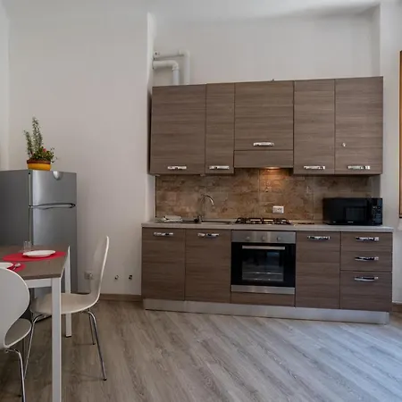 Guesthost - Renovated * Como